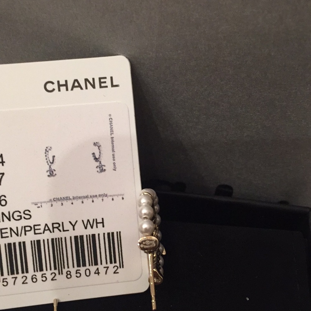 BNWT Authentic CHANEL Charms CC Pearl Dangle Hoops - Picture 5 of 9